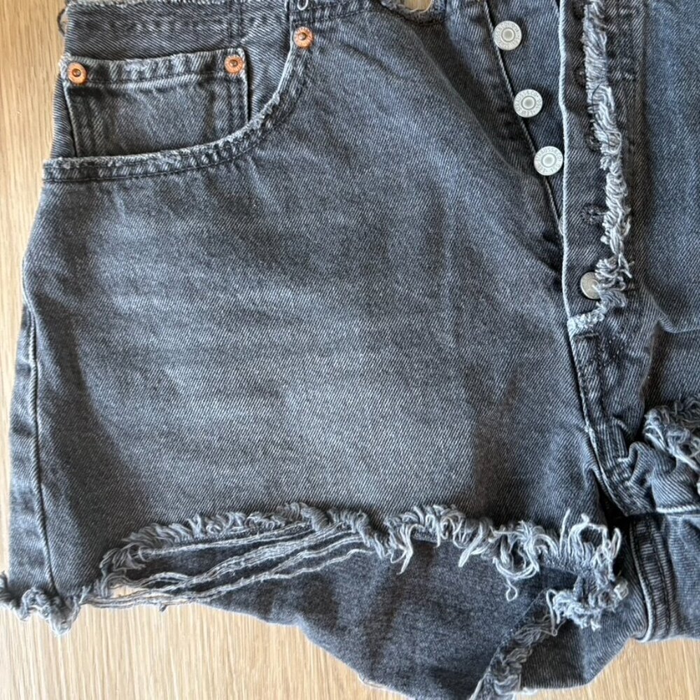 Levi’s high rise faded black raw hem button fly shorts 34" - Picture 2 of 7